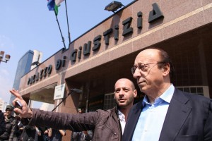 moggi esce dal palazzo di giustizia