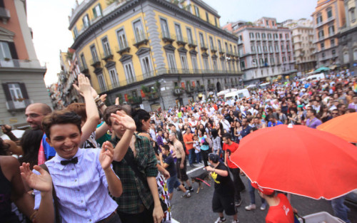 20100621 NAPOLI -HUM- Il gay pride sbarca a Napoli ANSA/CESARE ABBATE/