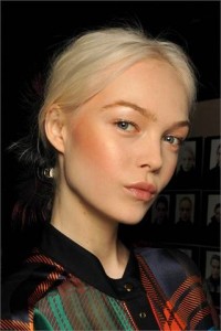 gloss-pesca-fard-arancio-e-trucco-minimal-per-l-autunno