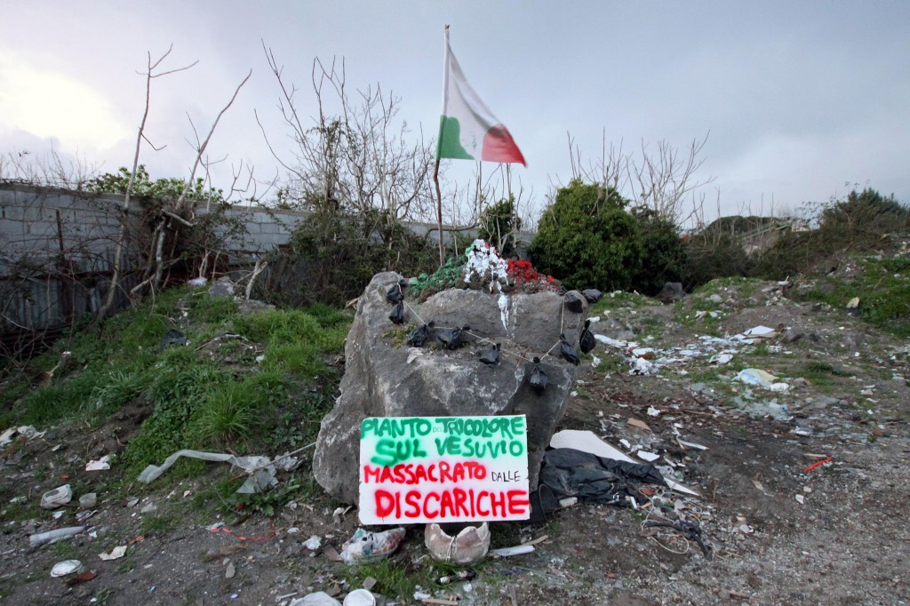 Torna il presidio alla rotonda di Terzigno (Foto Genny Manzo) Torna il presidio alla rotonda di Terzigno (Foto Genny Manzo)