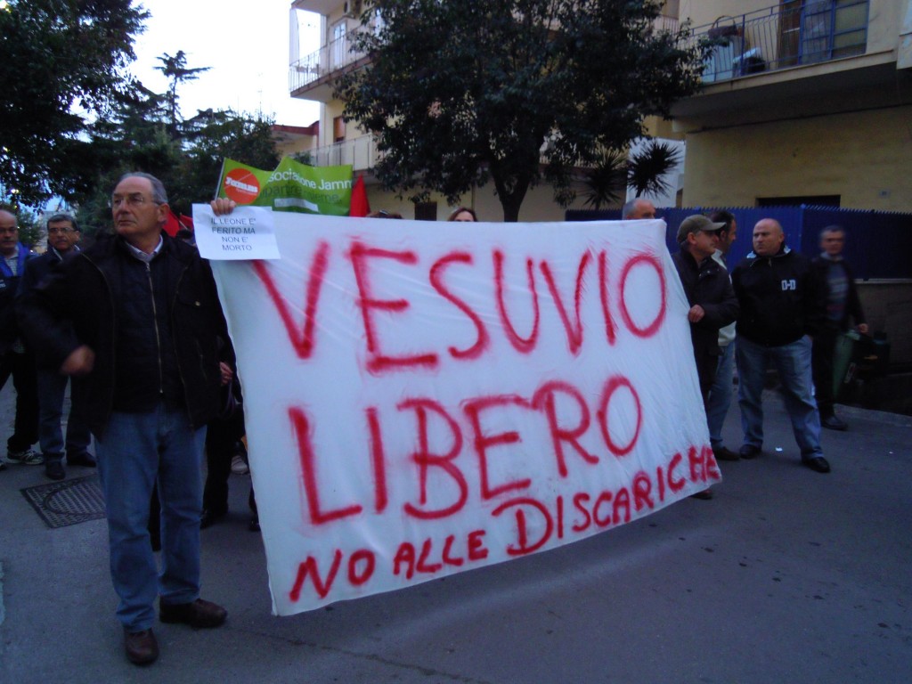 Terzigno, torna il presidio (Foto Giovanna Sorrentino) (10) Terzigno, torna il presidio (Foto Giovanna Sorrentino) (10)