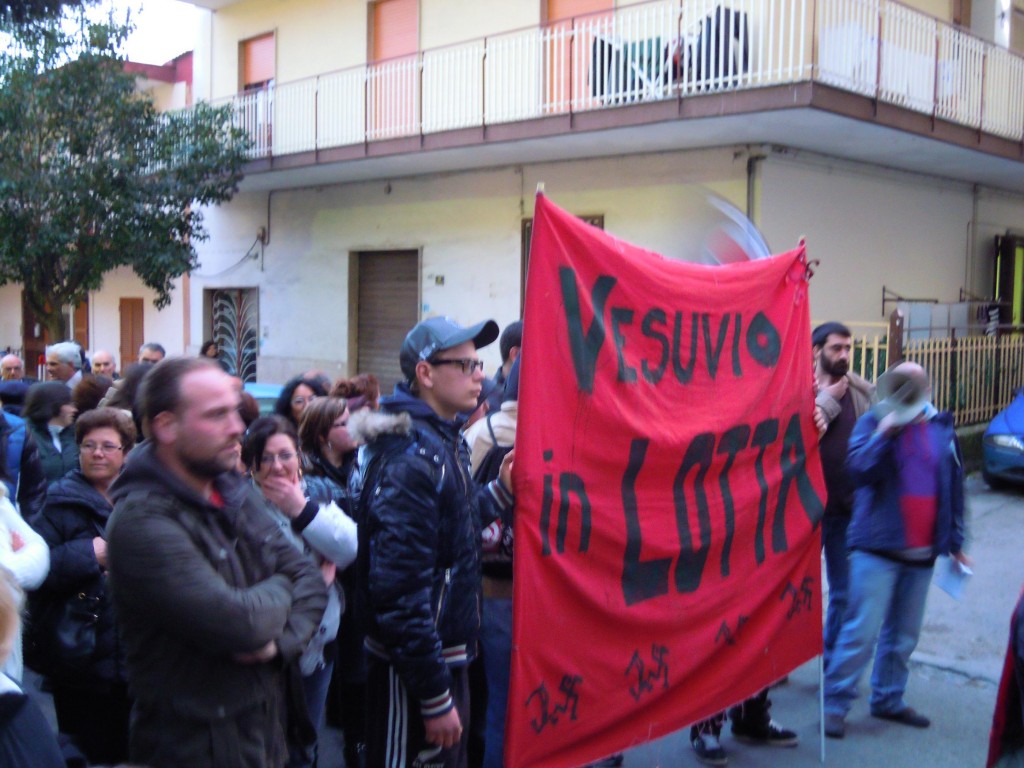 Terzigno, torna il presidio (Foto Giovanna Sorrentino) (12) Terzigno, torna il presidio (Foto Giovanna Sorrentino) (12)