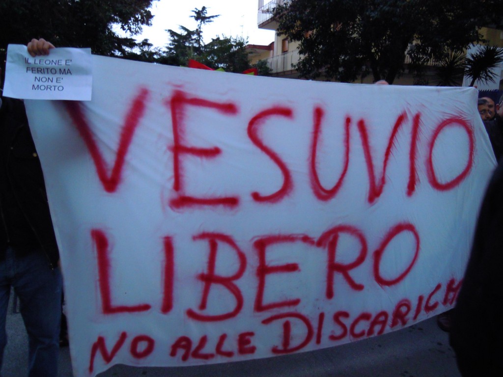 Terzigno, torna il presidio (Foto Giovanna Sorrentino) (9) Terzigno, torna il presidio (Foto Giovanna Sorrentino) (9)