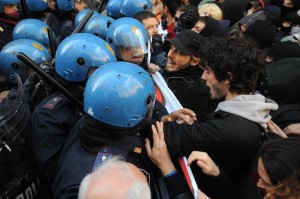 napoli_scontro_tra_studenti