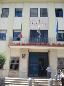 gragnano-municipio-portone-e-bandiera
