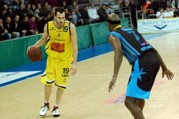 Andrea Ghiacci (capitano Givova Scafati) in azione di gioco