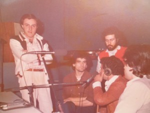 Una foto inedita di Massimo Troisi ospite a radio Azzurra con Lello Arena, Enzo De Caro, Enzo Calabrese e un giovanissimo Alan- (1)