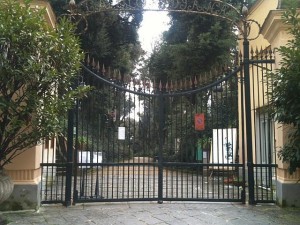 Villa Floridiana accesso chiuso su via Cimarosa