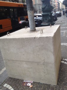 nuovi lampioni mostruosi istallati a c.so Umberto 2 (1)