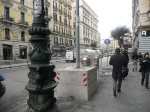 nuovi lampioni mostruosi istallati a c.so Umberto