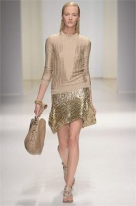 maglia-avorio-e-gonna-oro-ferragamo