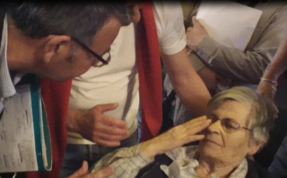 sindaco Giorgiano soccorre una signora durante un dibattito.