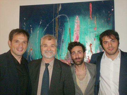 Ai lati i fratelli Sposito - al centro Antonio Castaldo e Pietro Mingione