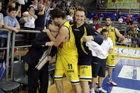 Givova Scafati Basket vs Sigma Barcellona / Esultanza panchina Scafati