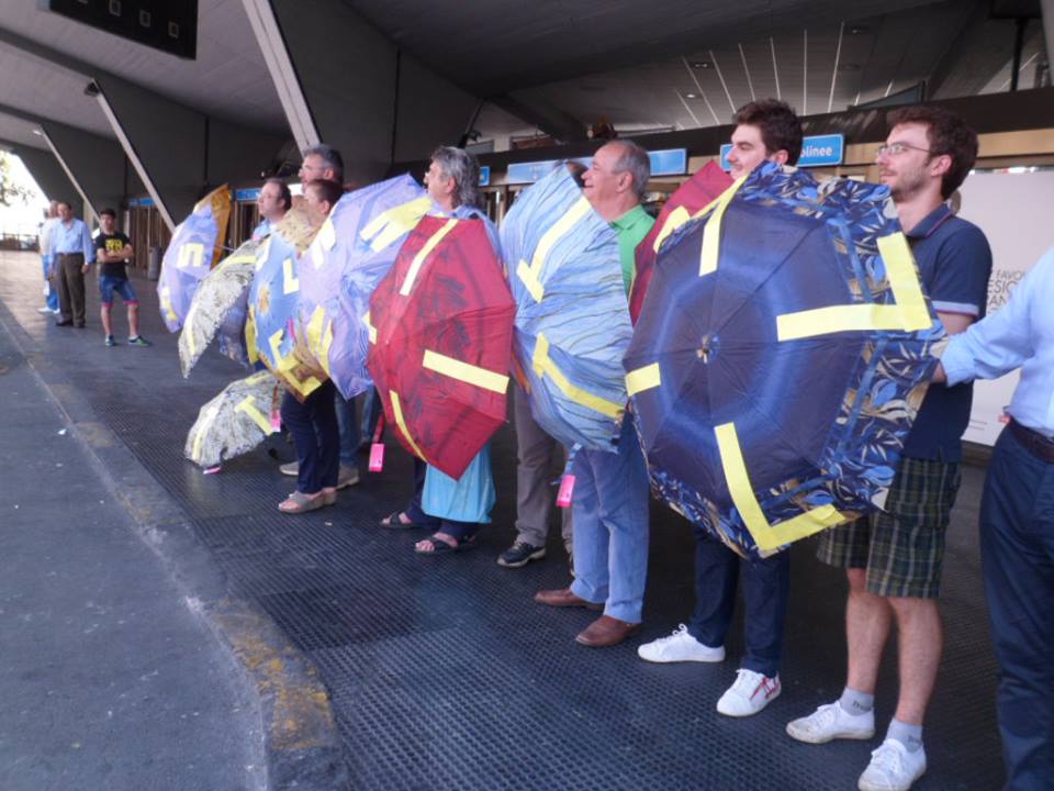 manifestazione degli ombrelli fuori la vesuviana.4