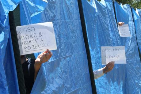 PROTESTA A POZZUOLI CONTRO CHIUSURA PARCO DELL' AMORE