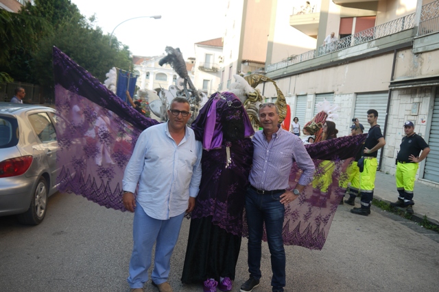 Maurizio Orsi a sx e Antonio Valletta a dx con la Maschera di Anna Lorenzetti creata per gli Ozi di Capua