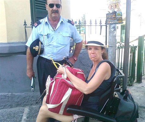 L'espressione avvilita della villeggiante ischitana, in compagnia del maresciallo Mendella