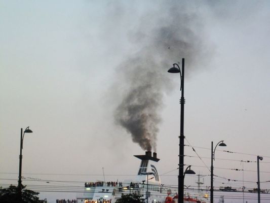 fumi dalle navi nel porto di Napoli