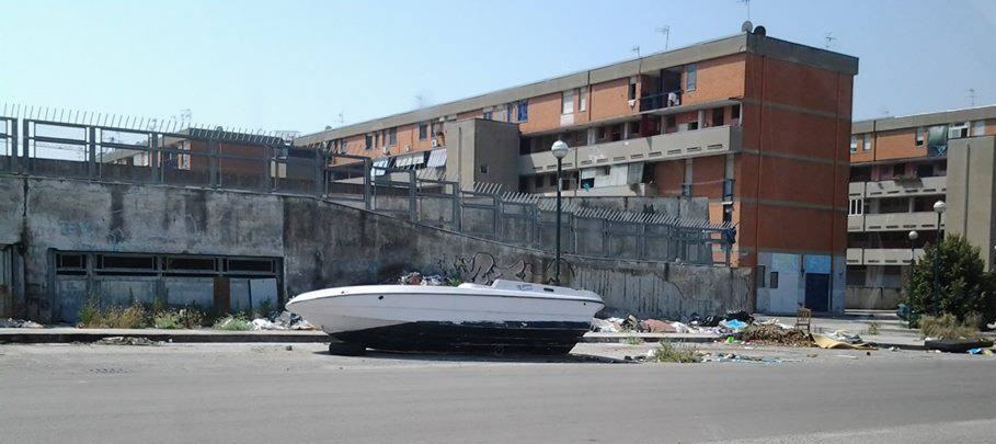 motoscafo nella spazzatura a Ponticelli ( foto Lino Riccio )