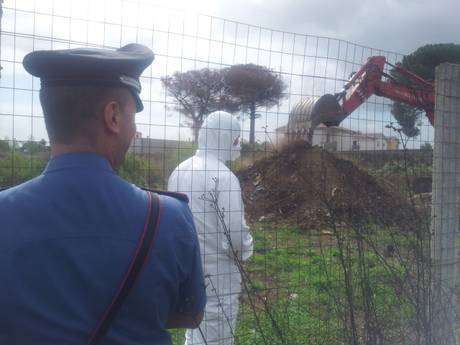 Scavi per ricercare rifiuti tossici a Casal di Principe (Caserta)