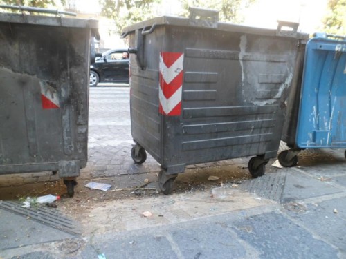 cassonetti asia in via foria bloccano scivoli e strisce pedonali.2