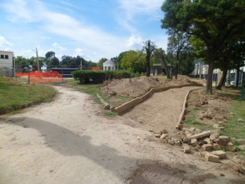 villa comunale immersa nel degrado