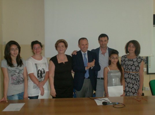 Al centro il Sindaco F. Di Maiolo mentre assegna sue Borse di Studio- I.C. Carducci Mariglianella 26.6.2013