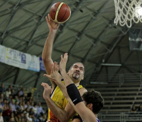 Roberto Chiacig in azione (pivot Givova Scafati)