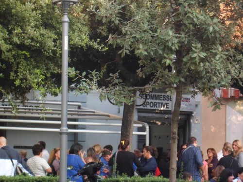 cooperativa sociale fa firmare le lettere di assunzione in un centro scommesse
