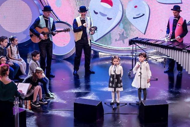 Luisa e Giorgia mentre eseguono il loro brano