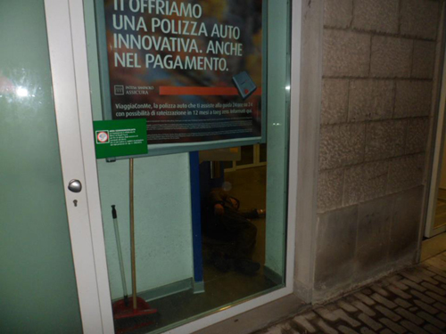 clochard-dormono-nelle-banche 2