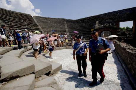 Pompei: cadono pietre nei pressi del teatro Piccolo