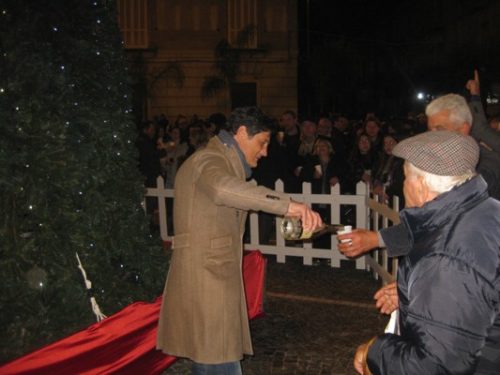 SINDACO CHE BRINDA IN PIAZZA