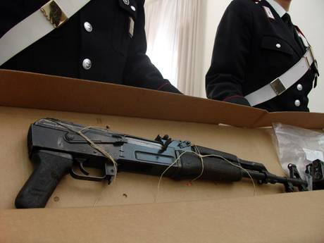 NASCONDEVANO KALSHNIKOV E PISTOLA, 2 ARRESTI A ROMA