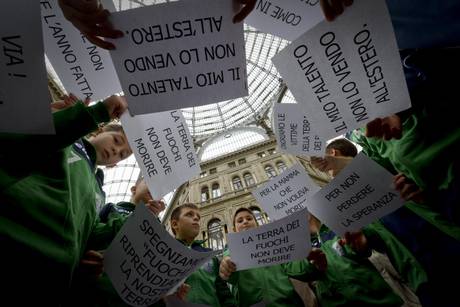 Rifiuti: Napoli; Flash mob per vittime Terra dei fuochi