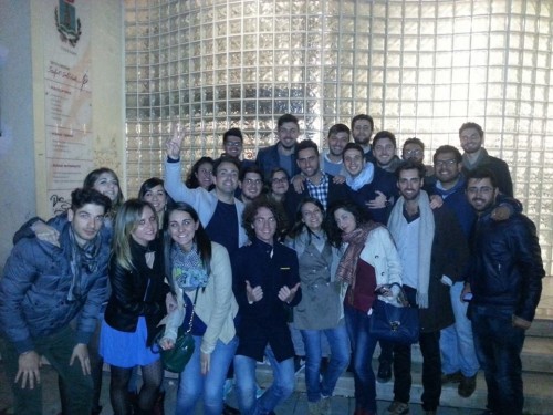 Alcuni nuovi eletti del Forum dopo i risultati assieme ad un gruppo di amici