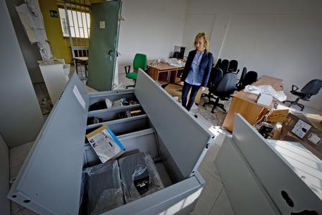 Raid in scuola nel Napoletano, 'qui rubano futuro bambini'