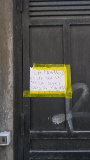 Cartelli esposti nelle palazzine del centro.