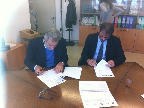 Firma dell'atto per il finanziamento del lungomare tra il sindaco Nicola Marrone e l'assessore regionale Ermanno Russo