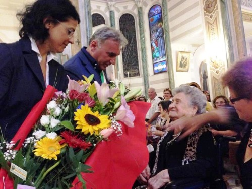 consegna pergamena e fiori1