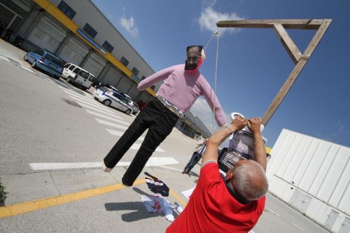 E' caccia all'uomo in Fiat: protesta a Nola,appeso manichino per simulare suicidio