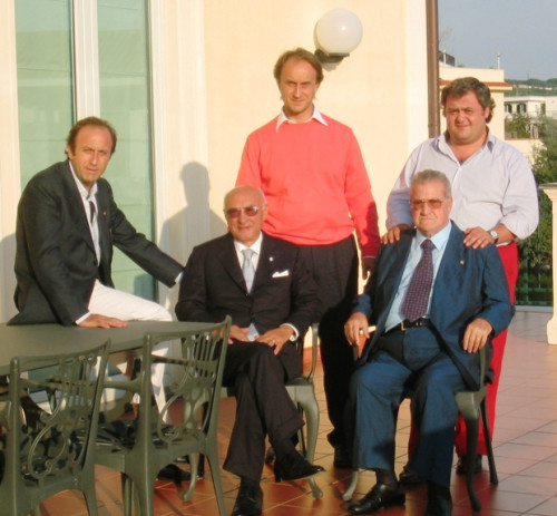 Pasquale Della Gatta (seduto) Angelo Della Gatta (in piedi) Peppino Lembo (seduto), Michele Iuliano (seduto) Leonardo Lembo (Deiulemar) MR