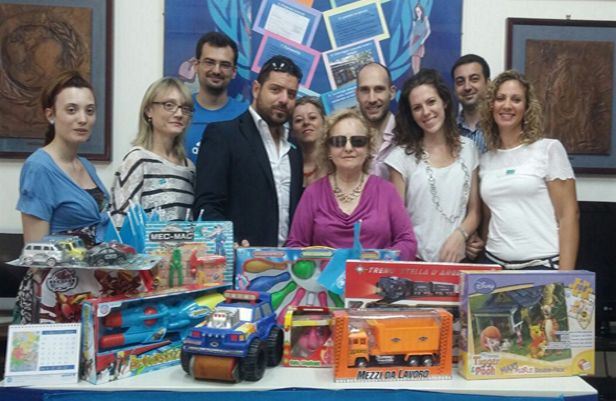 Consegna giocattoli all'unicef campania scattata presso la sede Unicef Campania. Al Centro della foto il Presidente Unicef Campania, MArgherita Dini Ciacci
