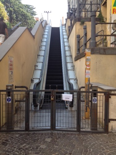 Via Cimarosa, scale mobili ferme