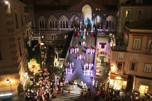 corteo storico su sagrato Duomo Amalfi