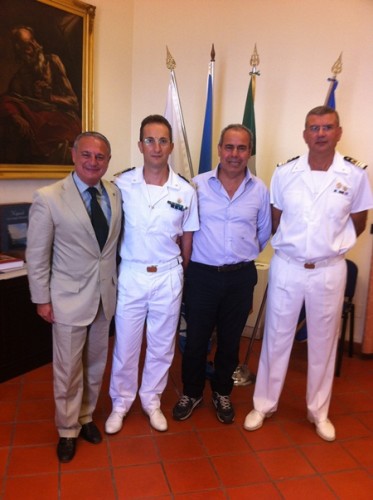 capo di gabinetto Luigi Pepe, neocomandante Capitaneria Rosario Meo, sindaco Ciro Borriello, comandante uscente Antonio Cacciatore