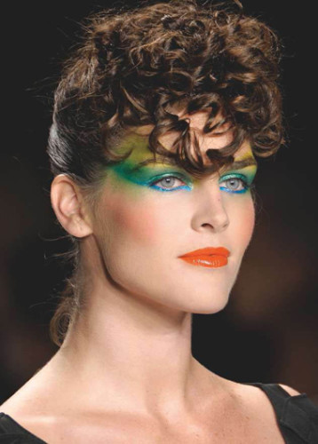 sleek-peacock-style-makeup
