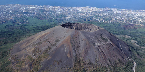 prima pag o-VESUVIO-facebook