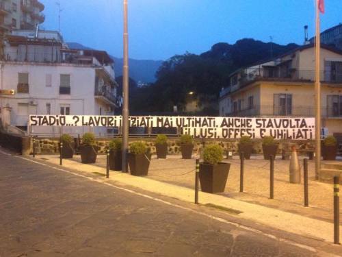 Uno degli striscioni di protesta promossi dai tifosi del Gragnano